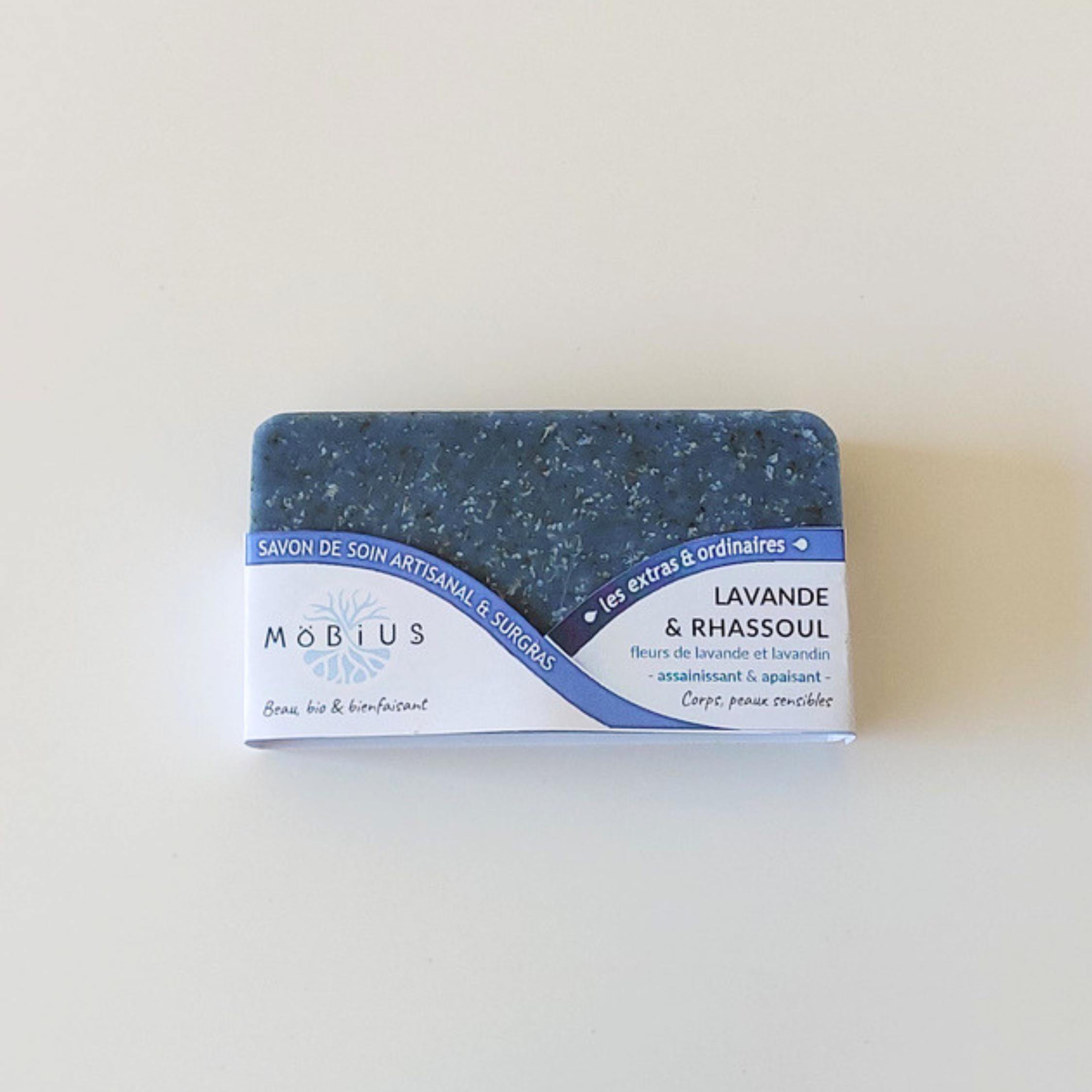 Savon apaisant à la lavande et au rhassoul emballé avec bandeau MöBiUS Cosmétiques, savon surgras artisanal fabriqué près de Lille