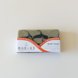 Savon Secret d’Alep soin des peaux à problèmes (eczéma, acné, psoriasis) emballé avec bandeau MöBiUS Cosmétiques, savon surgras artisanal fabriqué près de Lille