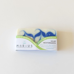 Savon surgras Un Air Méditerranéen emballé, savon rasage à lames fabriqué à Lille par MöBiUS Cosmétiques