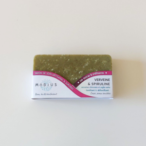Savon détoxifiant à la verveine et spiruline surgras artisanal emballé avec bandeau MöBiUS Cosmétiques fabriqué près de Lille