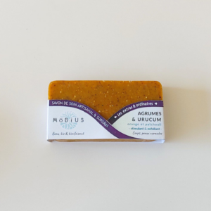 Savon Agrumes & Urucum stimulant et exfoliant emballé avec bandeau MöBiUS Cosmétiques, savon surgras artisanal fabriqué près de Lille
