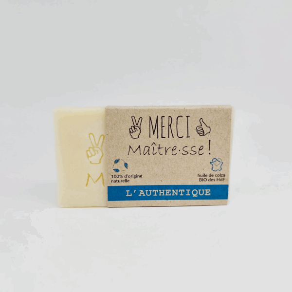 Savon artisanal L’Authentique de MöBiUS Cosmétiques, estampillé “Merci Maître.sse” et emballé, présenté sur fond blanc.