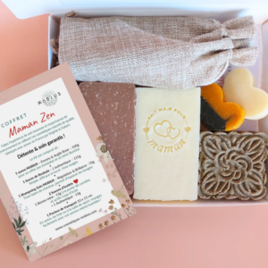 Coffret cadeau Maman Zen MöBiUS avec savons artisanaux naturels, shampoing solide, pochon en tissu et carte récapitulative, présenté dans une boîte cartonnée blanche.