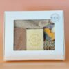 Coffret cadeau fête des mères MöBiUS, avec savons, shampoing et accessoires, fermé avec fenêtre transparente.