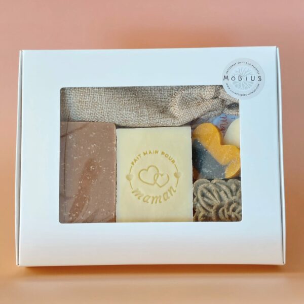 Coffret cadeau fête des mères MöBiUS, avec savons, shampoing et accessoires, fermé avec fenêtre transparente.