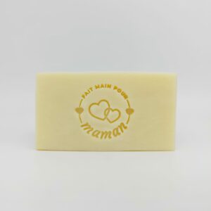 Savon artisanal L’Authentique estampillé “Fait main pour Maman”, fabriqué par MöBiUS Cosmétiques, présenté sur fond blanc.