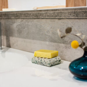 savon solide neutre L'Authentique dans un porte savon salle de bain