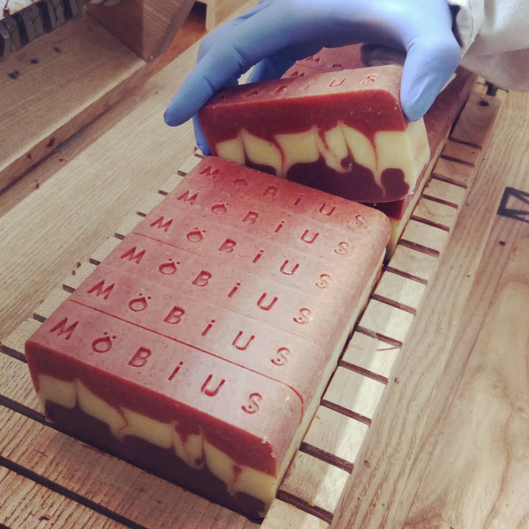 Savon saponifié à froid visage peau assoiffée en cours de découpe et estampillage