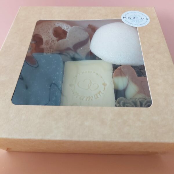 Coffret kraft à fenêtre carrée fermé "Maman Douceur" sur fond saumon.