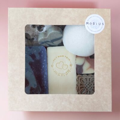 Coffret kraft à fenêtre carrée fermé "Maman Douceur" sur fond saumon.