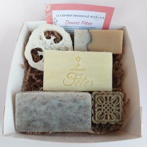 Coffret cadeau Noël féminin ouvert avec savons Ch’ti et cosmétiques bio.