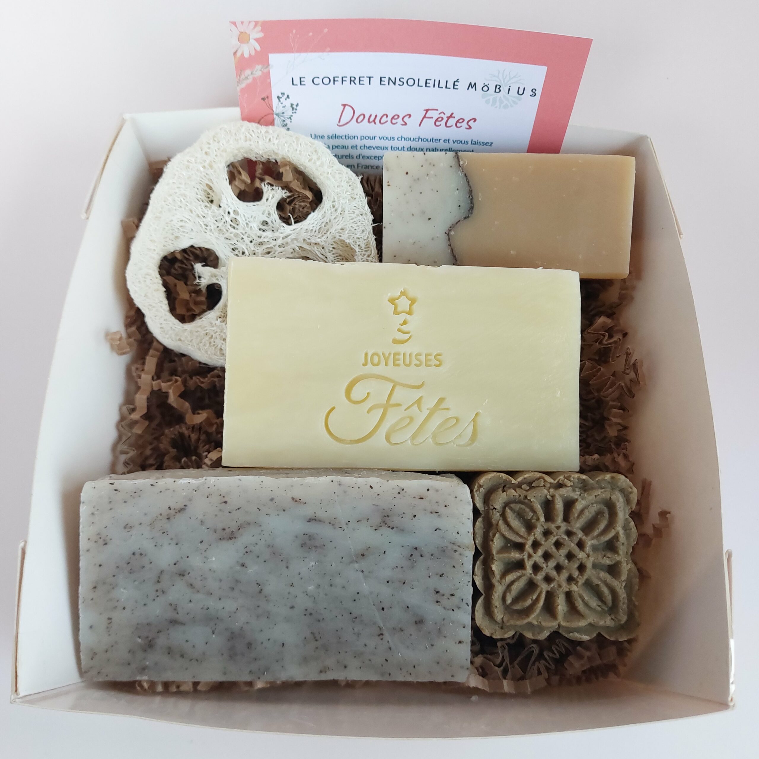 Coffret cadeau Noël féminin ouvert avec savons Ch’ti et cosmétiques bio.