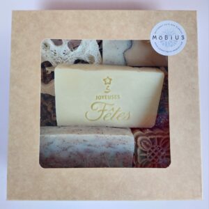 Coffret cadeau Noël féminin fermé avec savons artisanaux et cosmétiques naturels près de Lille.