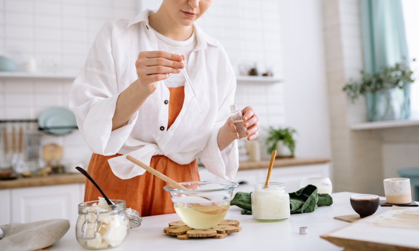 femme fabriquant des recettes DIY avec du savon ménager naturel