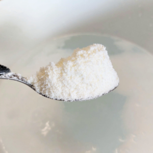 Cuillère de poudre blanche de savon ménager naturel sans glycérine