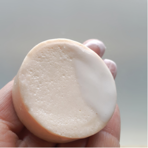 Texture du lait démaquillant solide transformé en lait au contact de l’eau