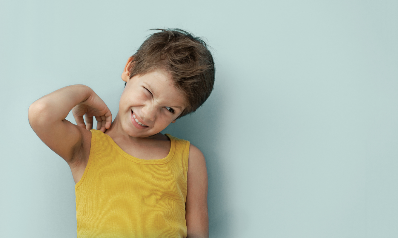 Enfant se grattant le cou en raison d'une irritation cutanée liée à une peau sensible ou à l'eczéma